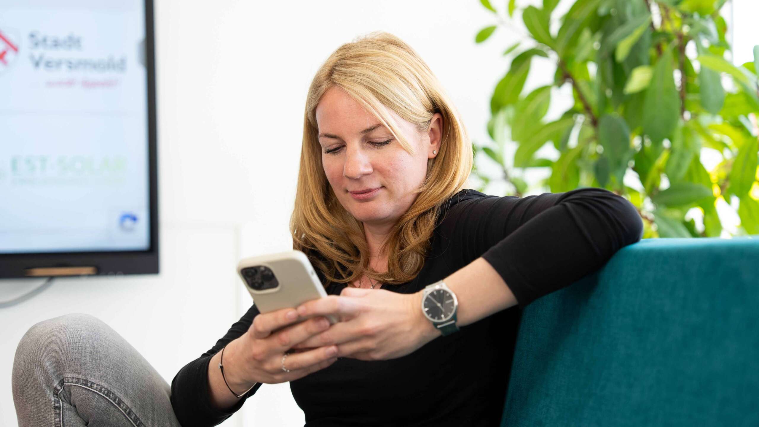 Marketing-Assistentin Christina Eichhorn-Hartmeyer beim Erstellen von Social Media Content.
